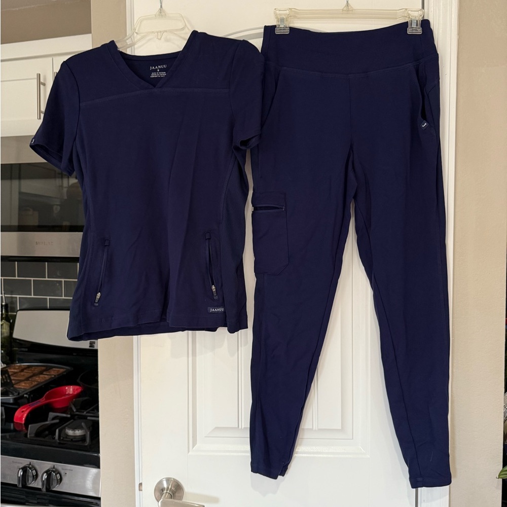 Jaanuu scrub set